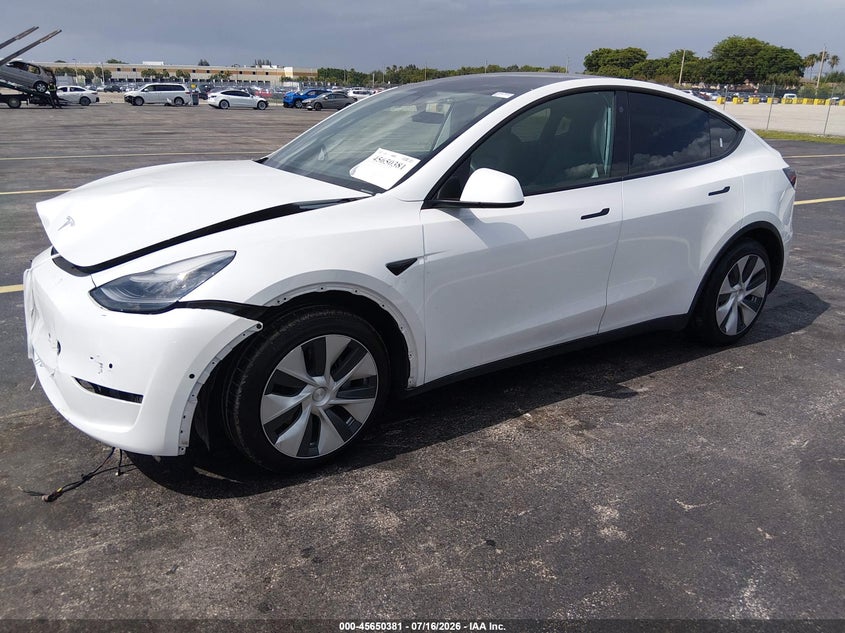 2021 Tesla Model Y, Right Front, IAAI, VIN 5YJYGDEE5MF069476 — photo 2