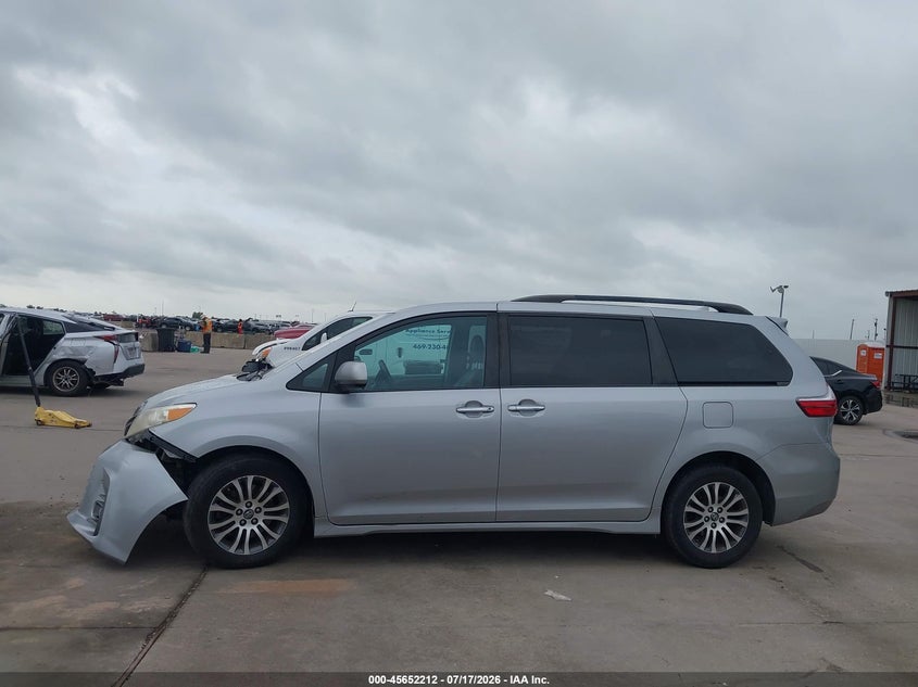 TOYOTA SIENNA - zdjęcie 15
