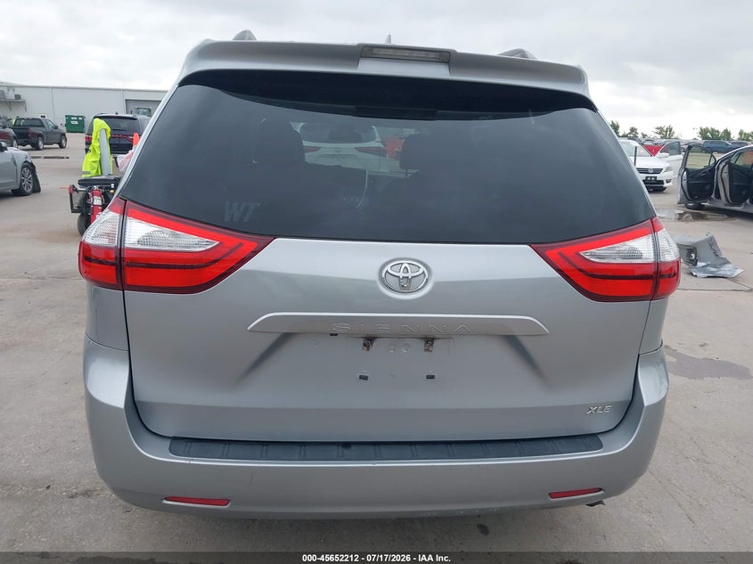 TOYOTA SIENNA - zdjęcie 17
