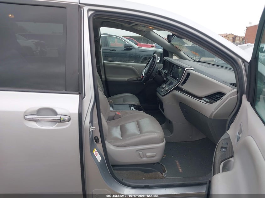TOYOTA SIENNA - zdjęcie 5