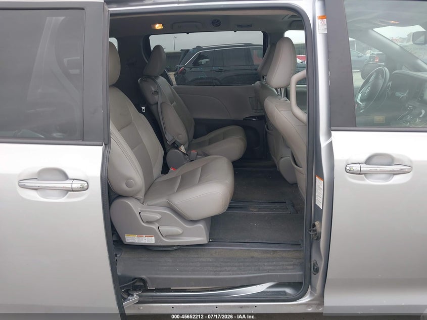 TOYOTA SIENNA - zdjęcie 8