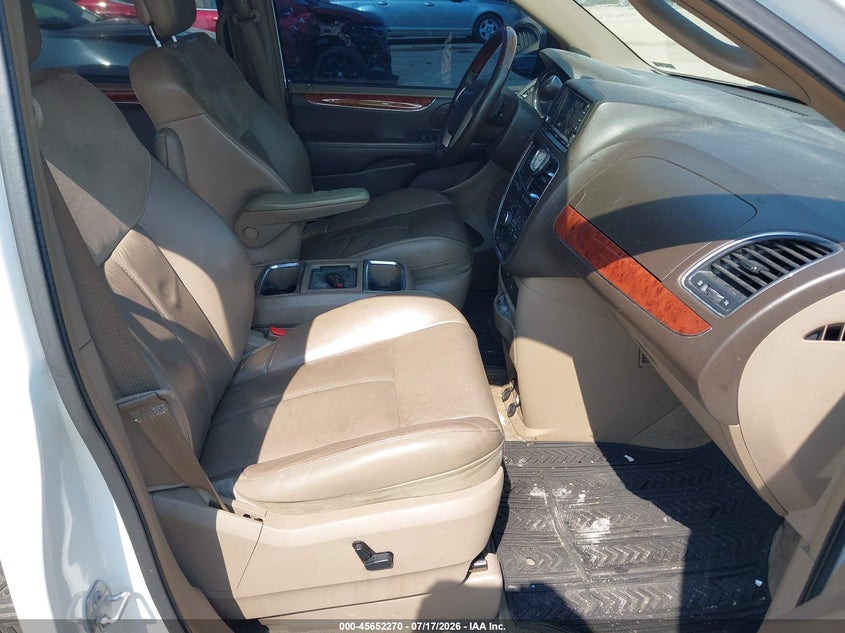 2014 CHRYSLER TOWN & COUNTRY auction photo 5