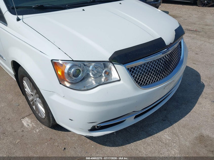 2014 CHRYSLER TOWN & COUNTRY auction photo 6