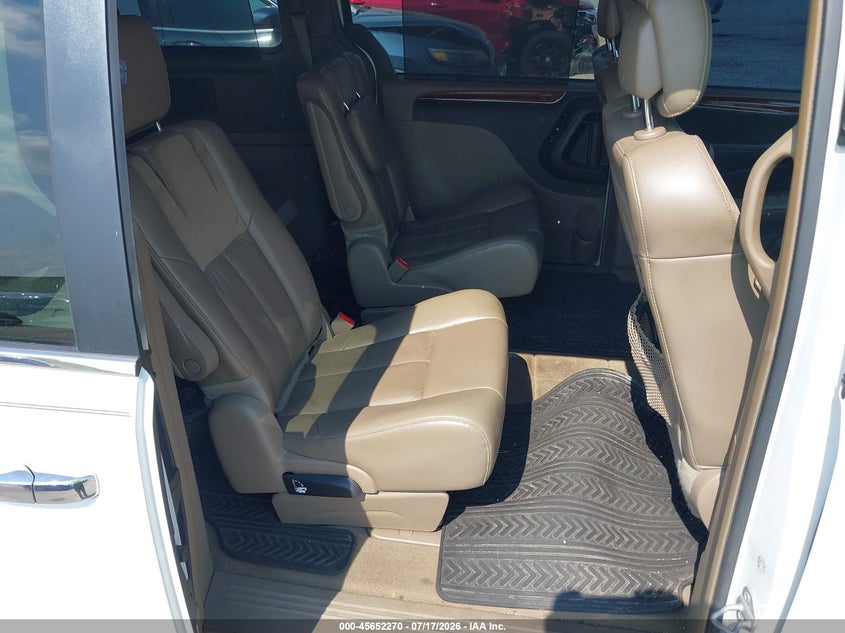 2014 CHRYSLER TOWN & COUNTRY auction photo 8