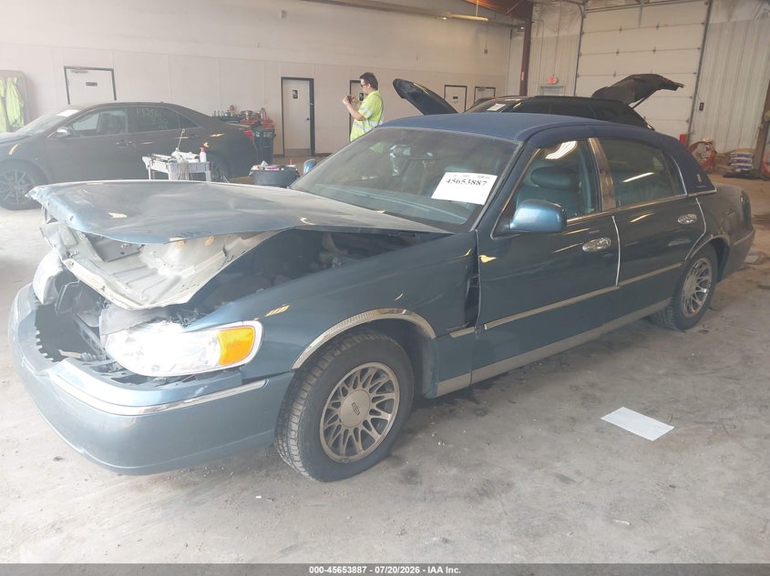 2001 Lincoln Town Car Signature VIN: 1LNHM82W61Y737516 Lot: 45653887