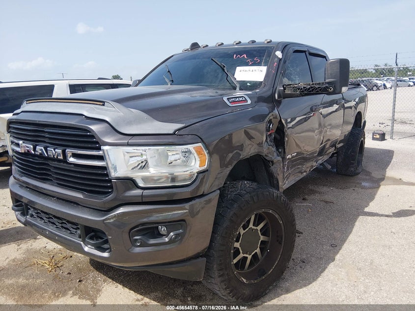 Vin: 3c6ur5dl0lg200070, lot: 46153132, ram 2500 big horn  4x4 6'4 box 20202