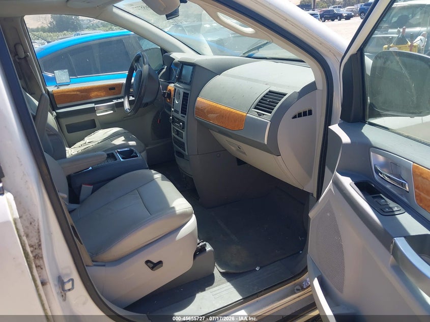 2008 CHRYSLER TOWN & COUNTRY auction photo 5