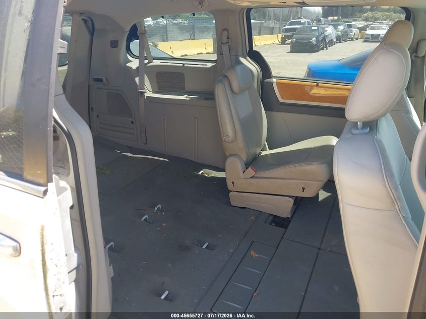 2008 CHRYSLER TOWN & COUNTRY auction photo 8