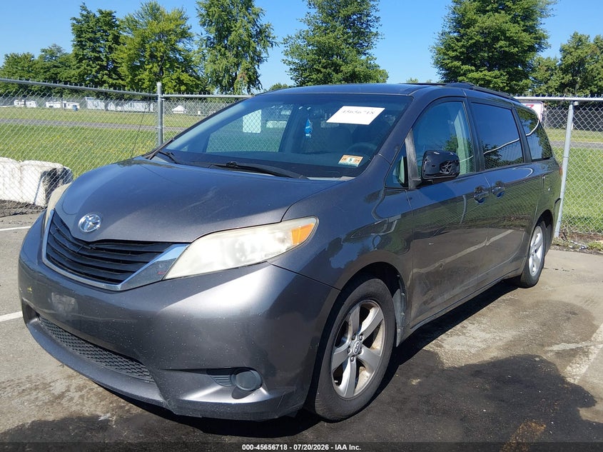 2011 TOYOTA SIENNA auction photo 2