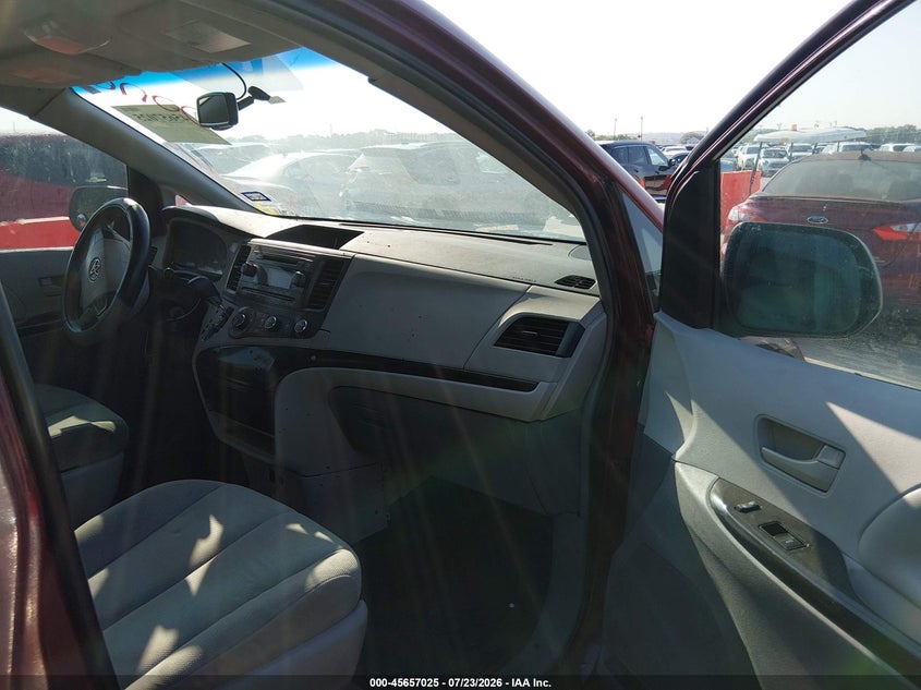 2012 TOYOTA SIENNA auction photo 5