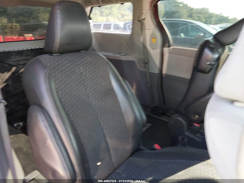 2012 TOYOTA SIENNA auction photo 8