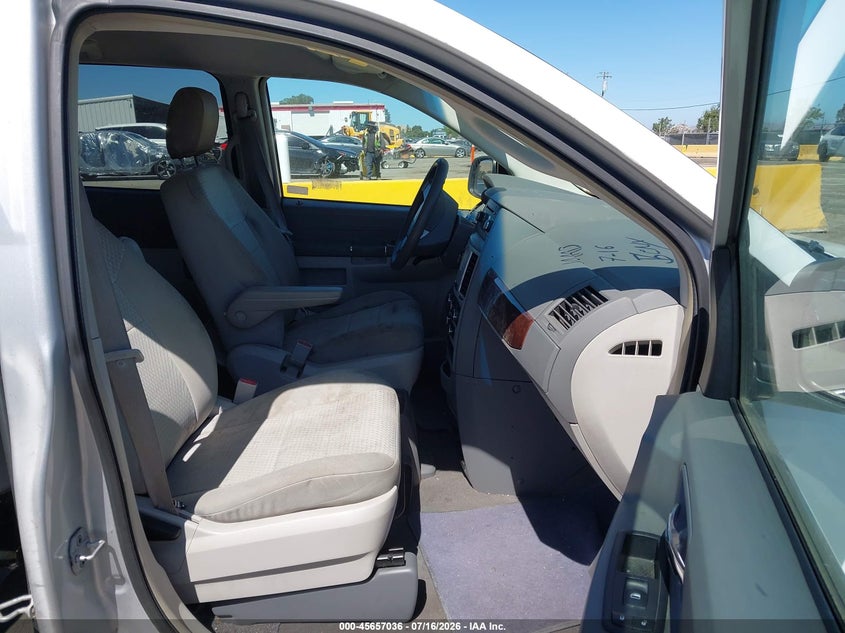 2009 CHRYSLER TOWN & COUNTRY auction photo 5