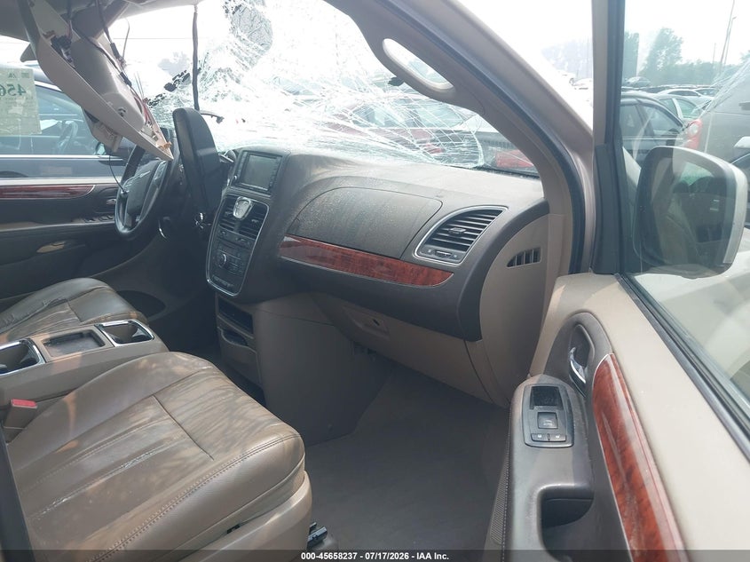 2013 CHRYSLER TOWN & COUNTRY auction photo 5