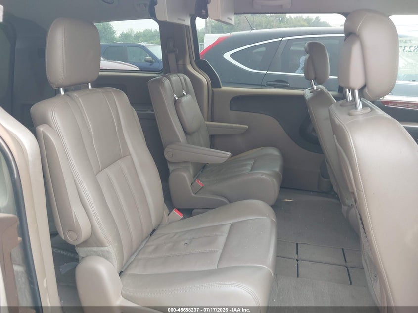 2013 CHRYSLER TOWN & COUNTRY auction photo 8