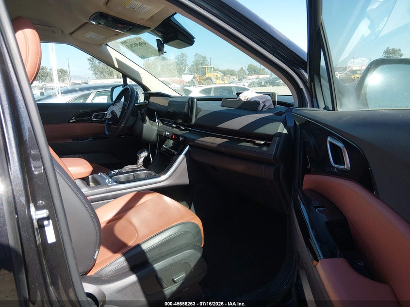 2024 KIA CARNIVAL MPV auction photo 5