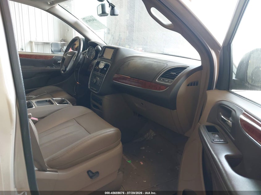 2013 CHRYSLER TOWN & COUNTRY auction photo 5