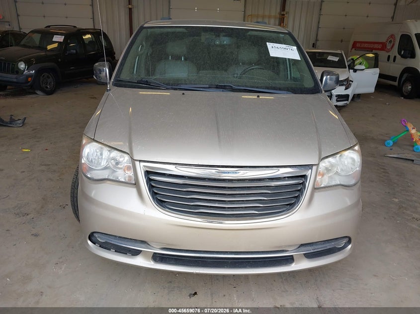 2013 CHRYSLER TOWN & COUNTRY auction photo 6