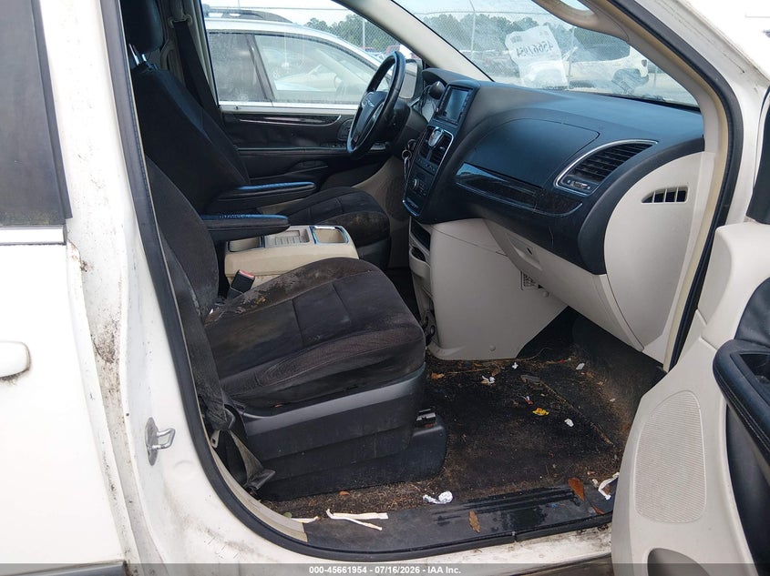 2011 CHRYSLER TOWN & COUNTRY auction photo 5