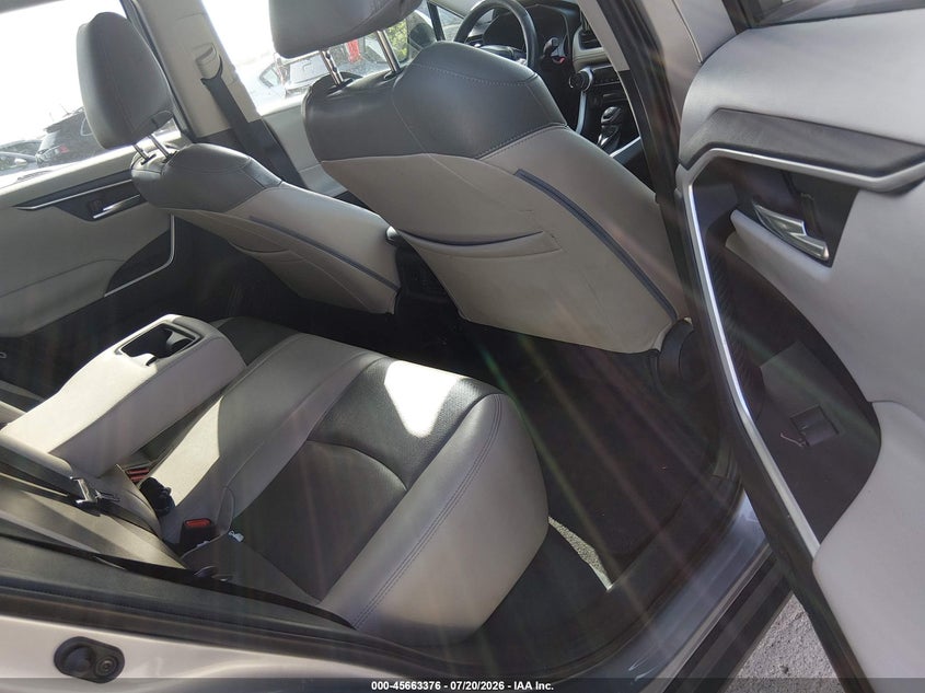 2020 TOYOTA RAV4 auction photo 8