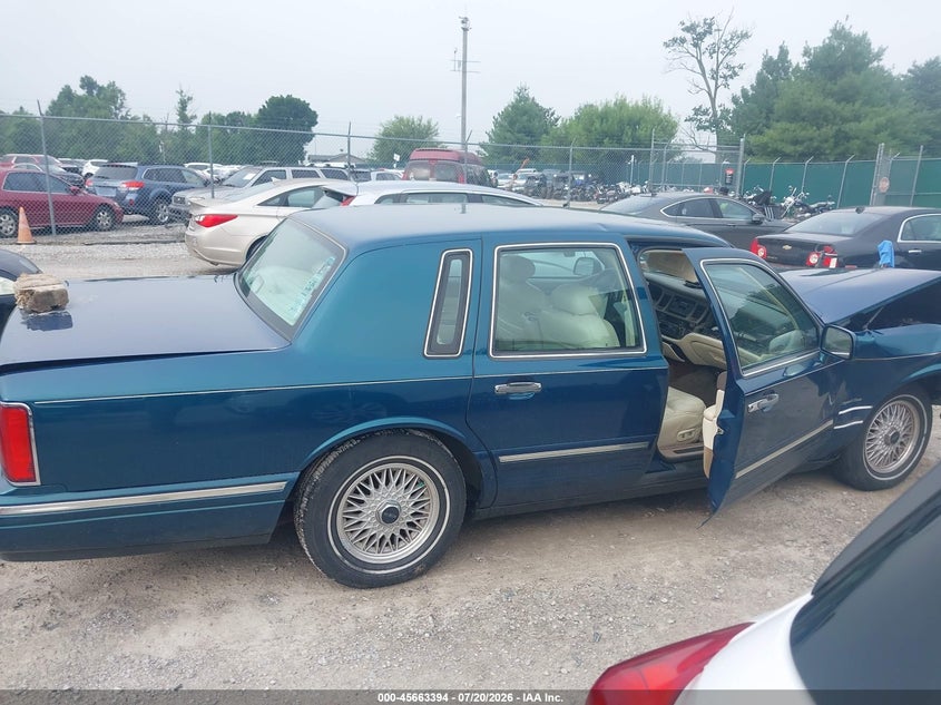 1997 Lincoln Town Car Signature VIN: 1LNLM82W2VY671949 Lot: 45663394