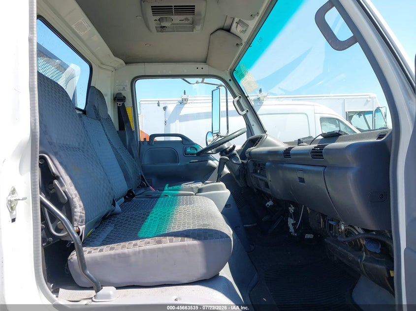 2006 ISUZU NPR VAN N/A