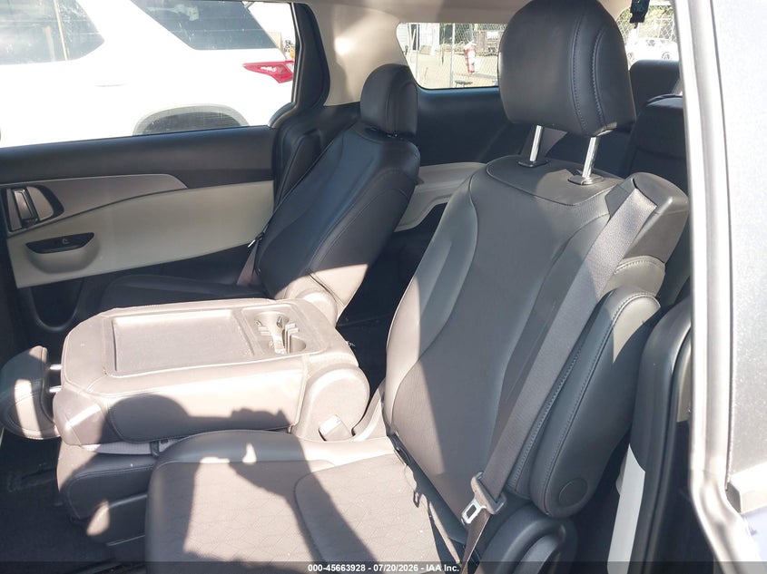 2024 KIA CARNIVAL MPV auction photo 8