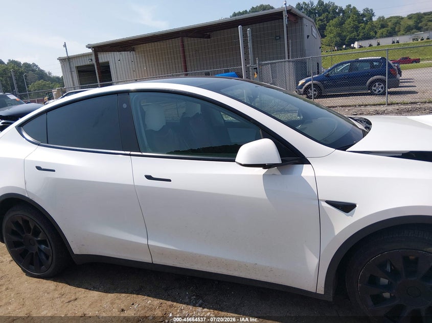 2022 Tesla Model Y Long Range Dual Motor All-Wheel Drive VIN: 7SAYGAEE2NF328914 Lot: 45664537