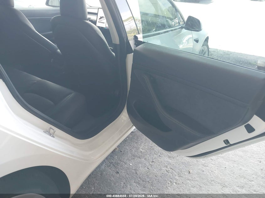 TESLA MODEL 3 - zdjęcie 8