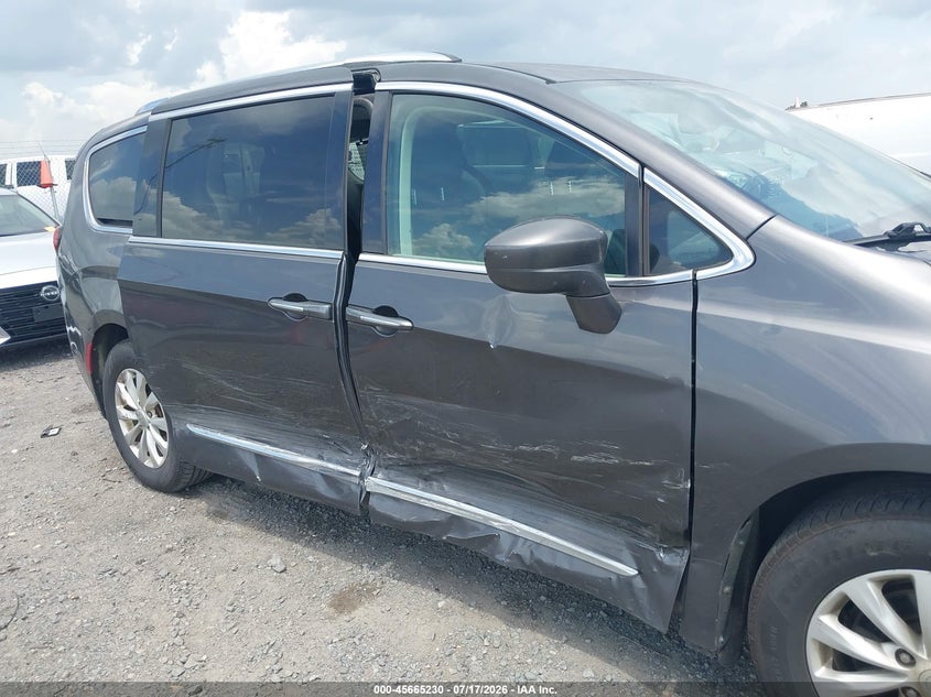 2018 Chrysler Pacifica Touring L VIN: 2C4RC1BG5JR211197 Lot: 45665230