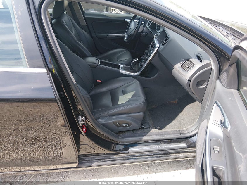 2015 VOLVO V60 auction photo 5