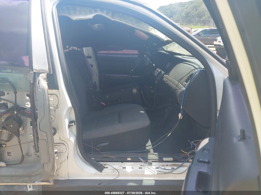 2011 FORD CROWN VICTORIA auction photo 5