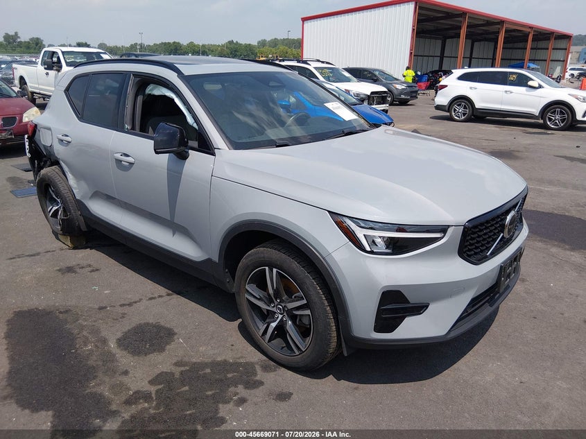 2024 VOLVO XC40 B5 CORE BRIGHT THEME/B5 CORE DARK THEME