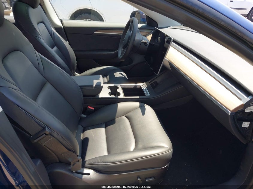 TESLA MODEL 3 - zdjęcie 5