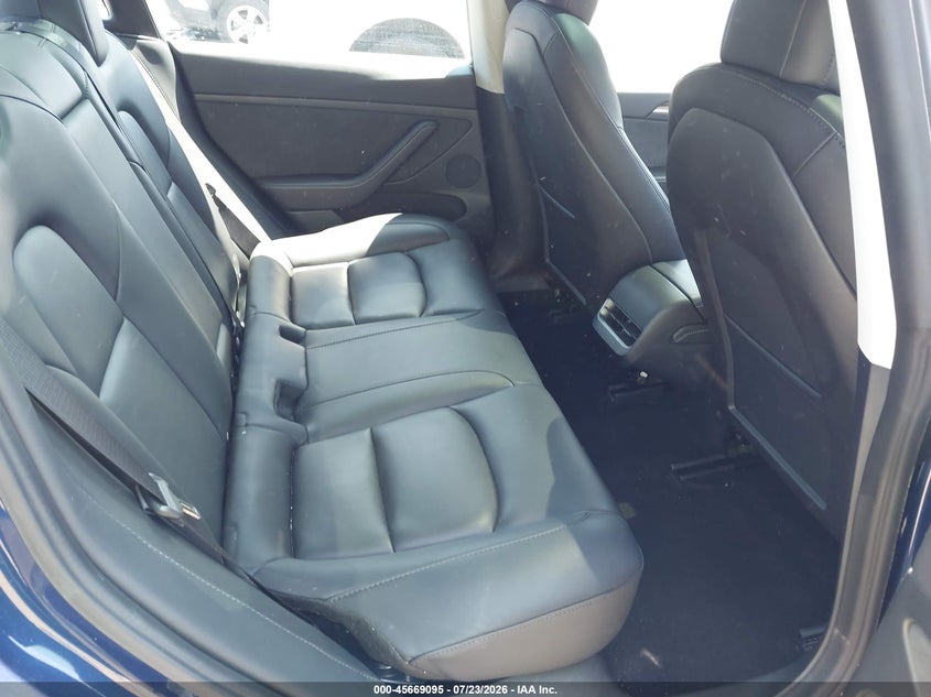 TESLA MODEL 3 - zdjęcie 8