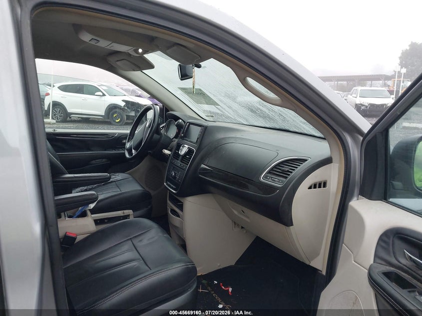 2013 CHRYSLER TOWN & COUNTRY auction photo 5