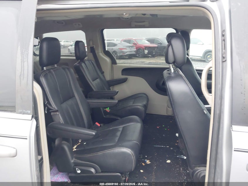 2013 CHRYSLER TOWN & COUNTRY auction photo 8