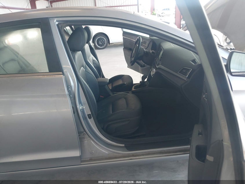 2017 HYUNDAI ELANTRA auction photo 5