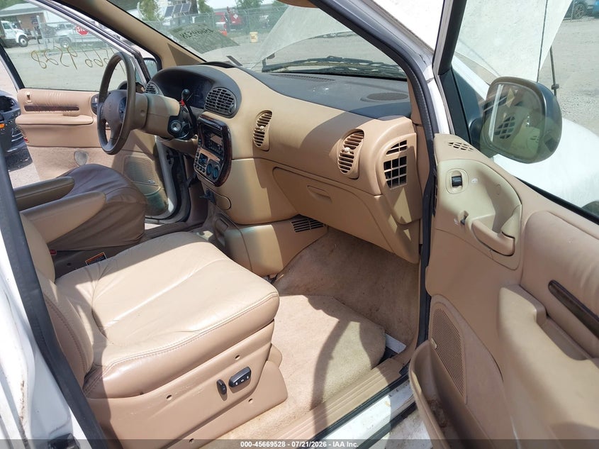 1997 CHRYSLER TOWN & COUNTRY auction photo 5