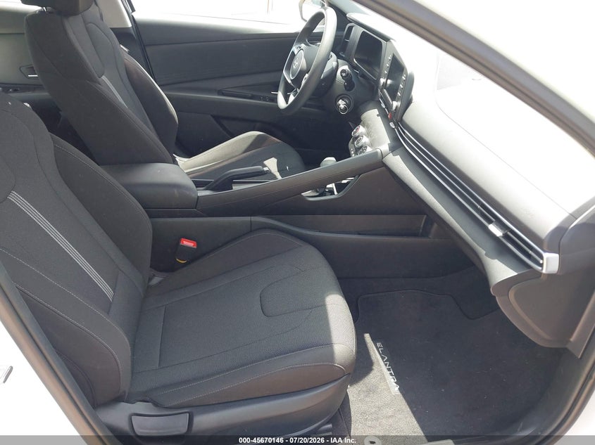 2025 HYUNDAI ELANTRA auction photo 5