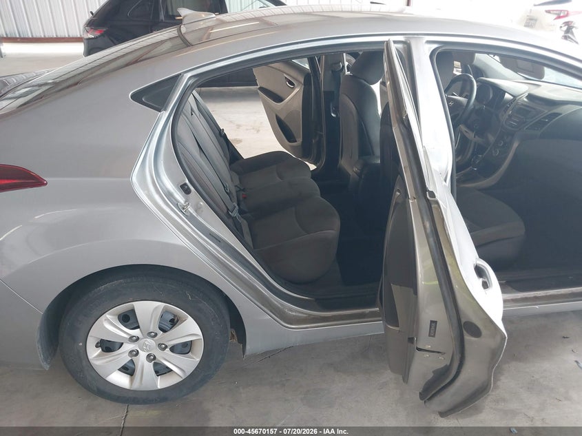 2016 HYUNDAI ELANTRA auction photo 8
