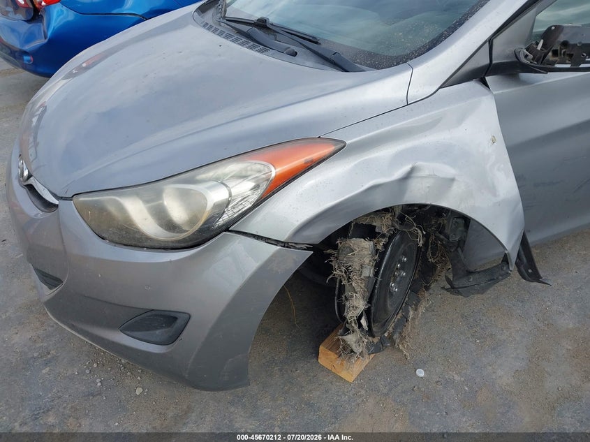 2013 HYUNDAI ELANTRA auction photo 6