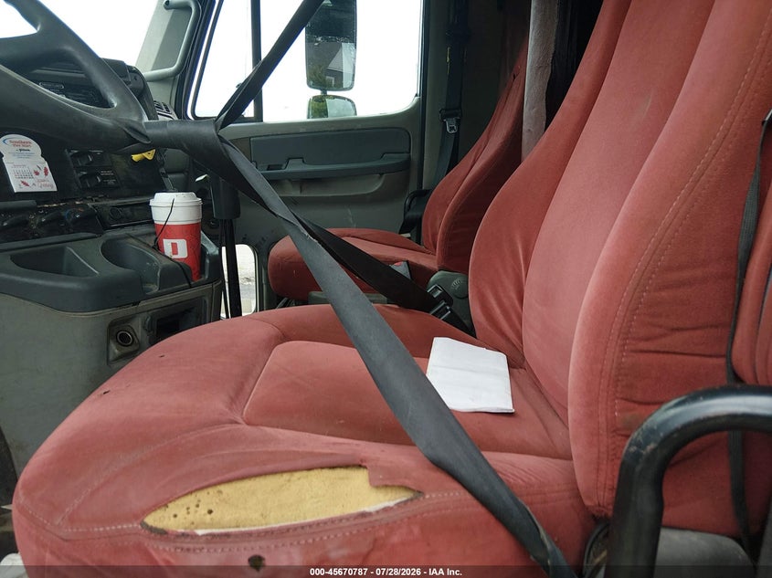 2005 FREIGHTLINER CONVENTIONAL auction photo 7