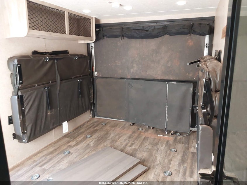 2019 CATALINA TRAIL BLAZE 35' BUMPER PULL auction photo 8