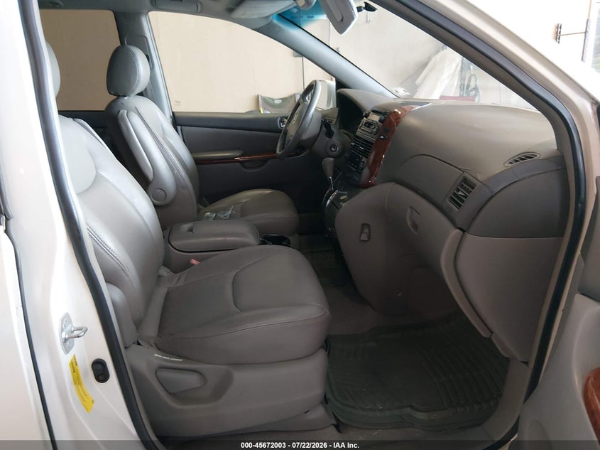 2004 TOYOTA SIENNA auction photo 5