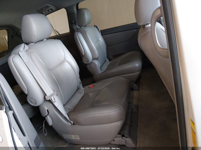 2004 TOYOTA SIENNA auction photo 8