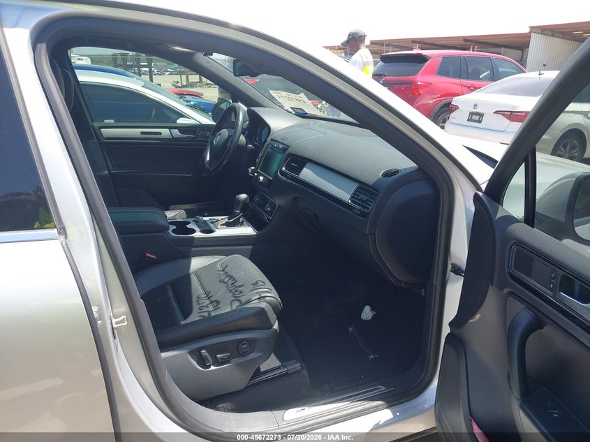 2014 Volkswagen Touareg 3.6L R-Line VIN: WVGDF9BP6ED003690 Lot: 45672273