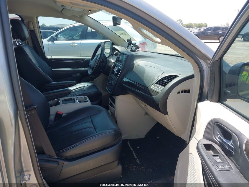 2014 CHRYSLER TOWN & COUNTRY auction photo 5