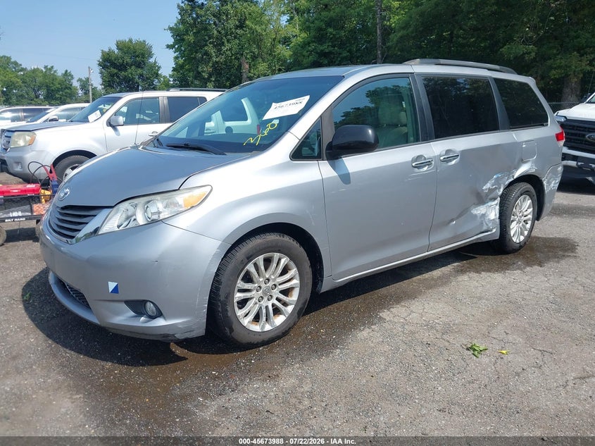 2012 Toyota Sienna, Левый бок, IAAI, VIN 5TDYK3DC2CS279763 — фото 2