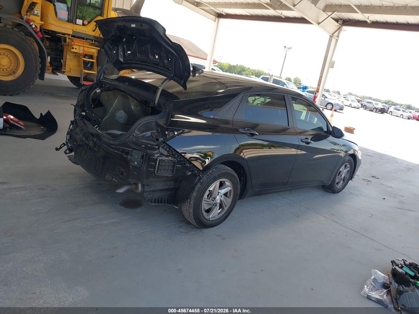 2025 HYUNDAI ELANTRA auction photo 4