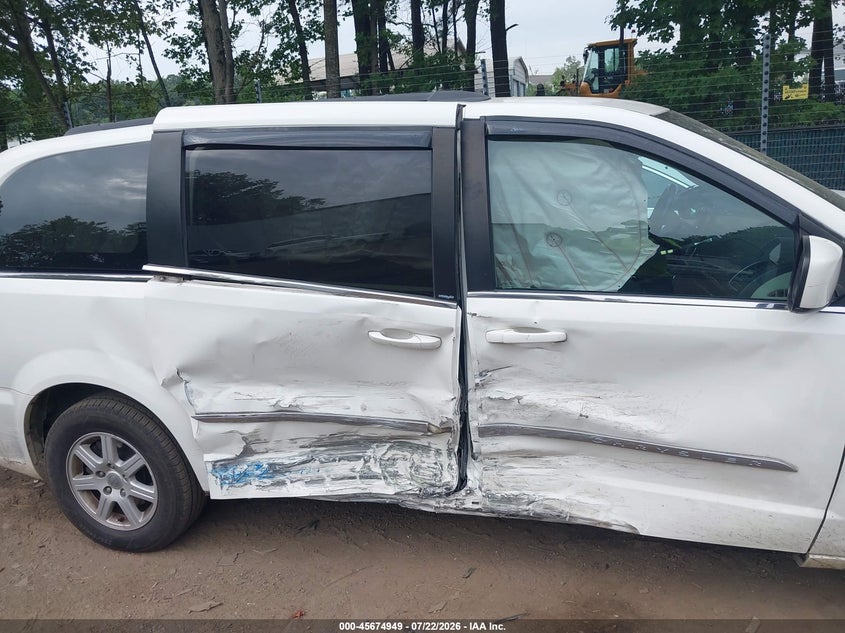 2013 CHRYSLER TOWN & COUNTRY auction photo 6